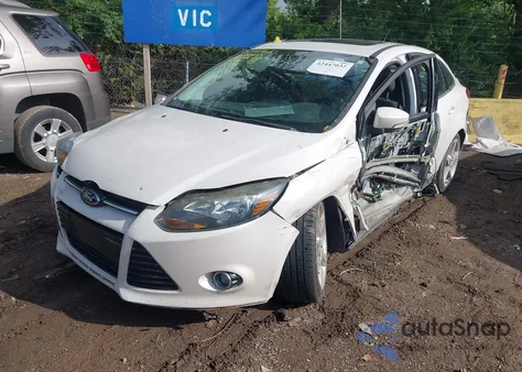 2013 Ford Focus Titanium z USA, uszkodzony, nr VIN 1FADP3J20DL225916